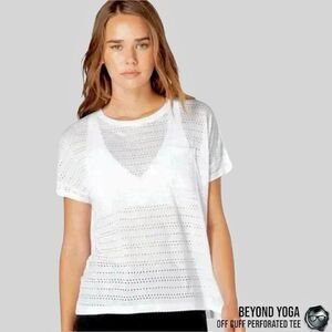 BEYOND YOGA OFF CUFF PERFORATED SHORT SLEEVE POCKET TEE SHIRT IN WHITE SIZE XS